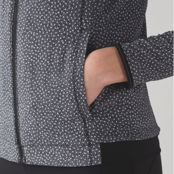 LULULEMON Hit It Jacket Frozen Fizz Black White EUC - Picture 3 of 14